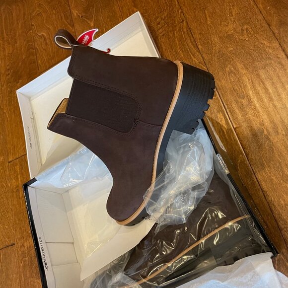 Blondo Waterproof Lug Sole Chelsea Boot (Women) - Picture 6 of 6